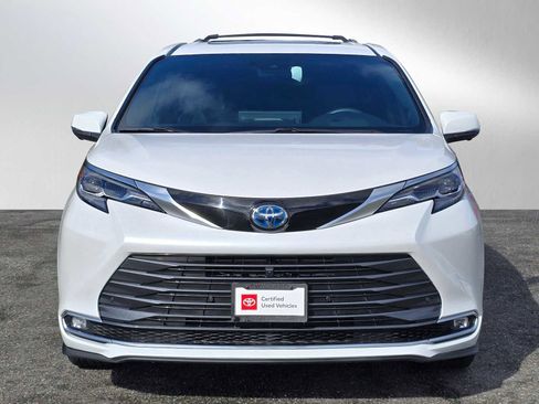 Used 2025 Toyota Sienna Platinum image 2