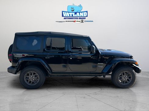 Used 2023 Jeep Wrangler Unlimited Sahara w/ Cold Weather Group AWD/4WD image 6