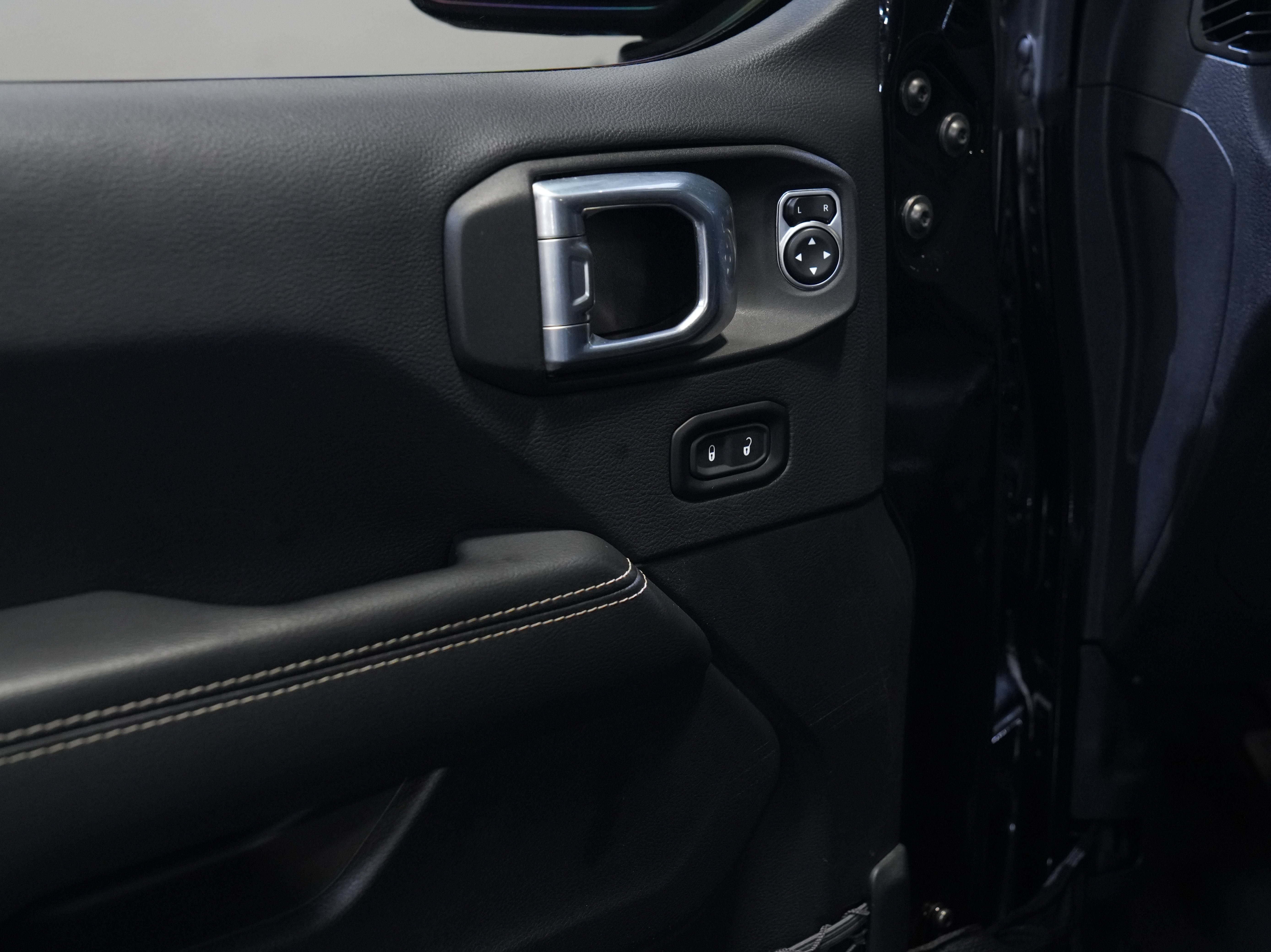 Used 2021 Jeep Gladiator Overland w/ Uconnect 4C Nav & Sound Group AWD/4WD image 23