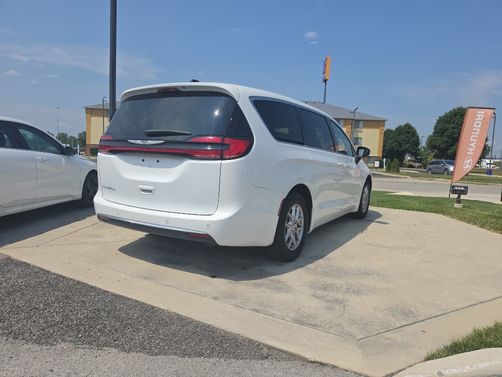 Used 2023 Chrysler Pacifica Touring-L FWD image 5