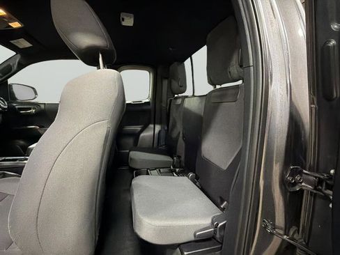 Used 2017 Toyota Tacoma TRD Sport w/ Tow Package (A/T) image 25