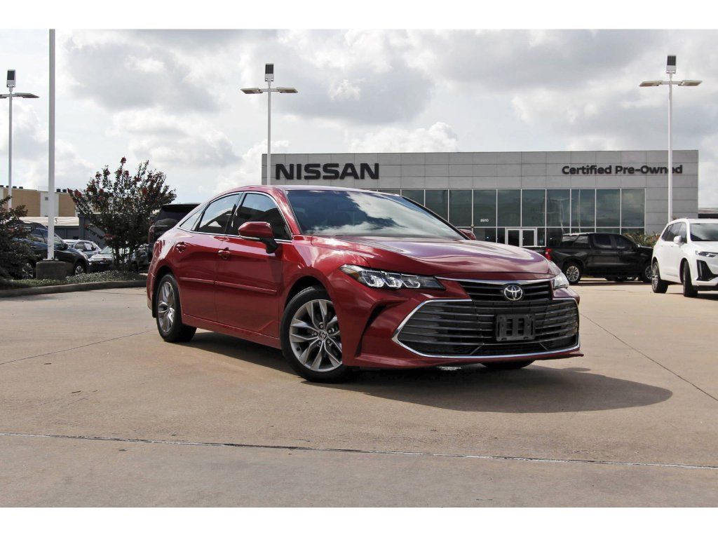 Used 2022 Toyota Avalon XLE FWD image 1