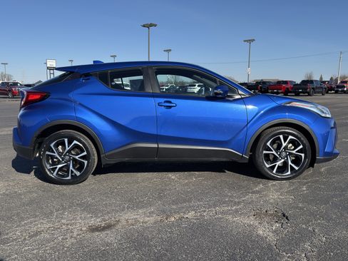 Used 2022 Toyota C-HR XLE image 2