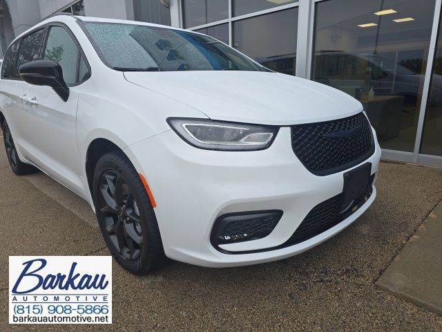 Used 2024 Chrysler Pacifica Limited w/ Uconnect Theater Family Group AWD/4WD image 1