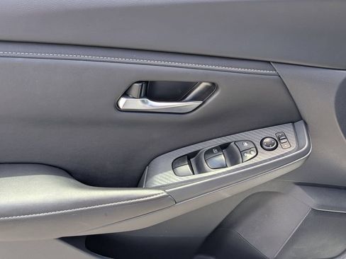 Used 2025 Nissan Sentra SV FWD image 11