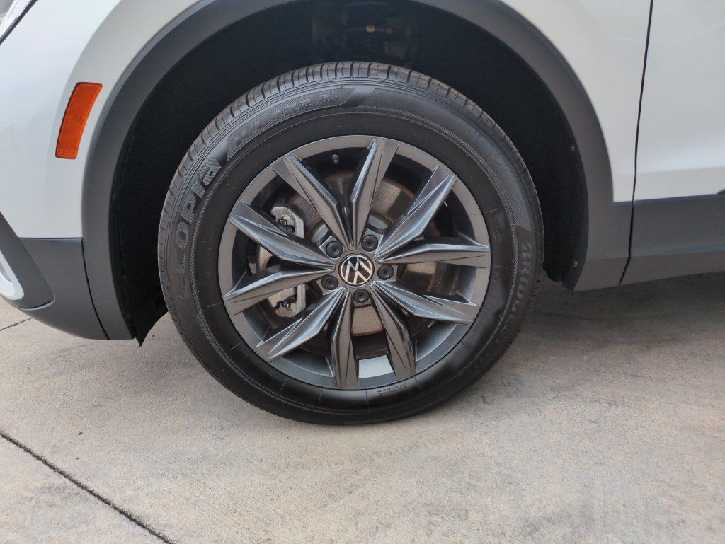 Used 2023 Volkswagen Tiguan SE FWD image 26