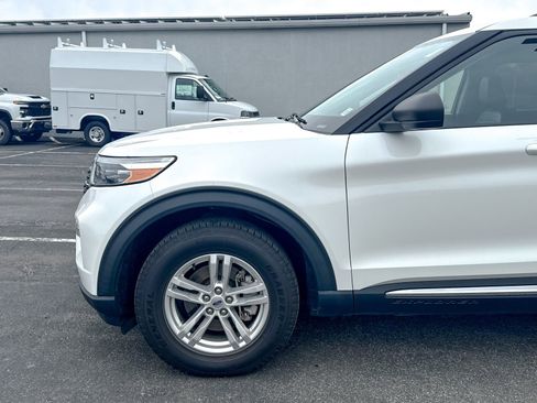 Used 2022 Ford Explorer XLT w/ Equipment Group 202A image 9