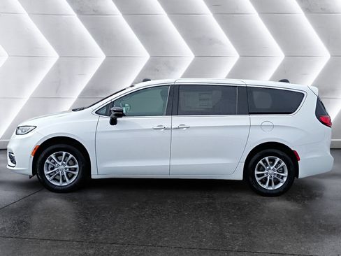 New 2026 Chrysler Pacifica Select image 3