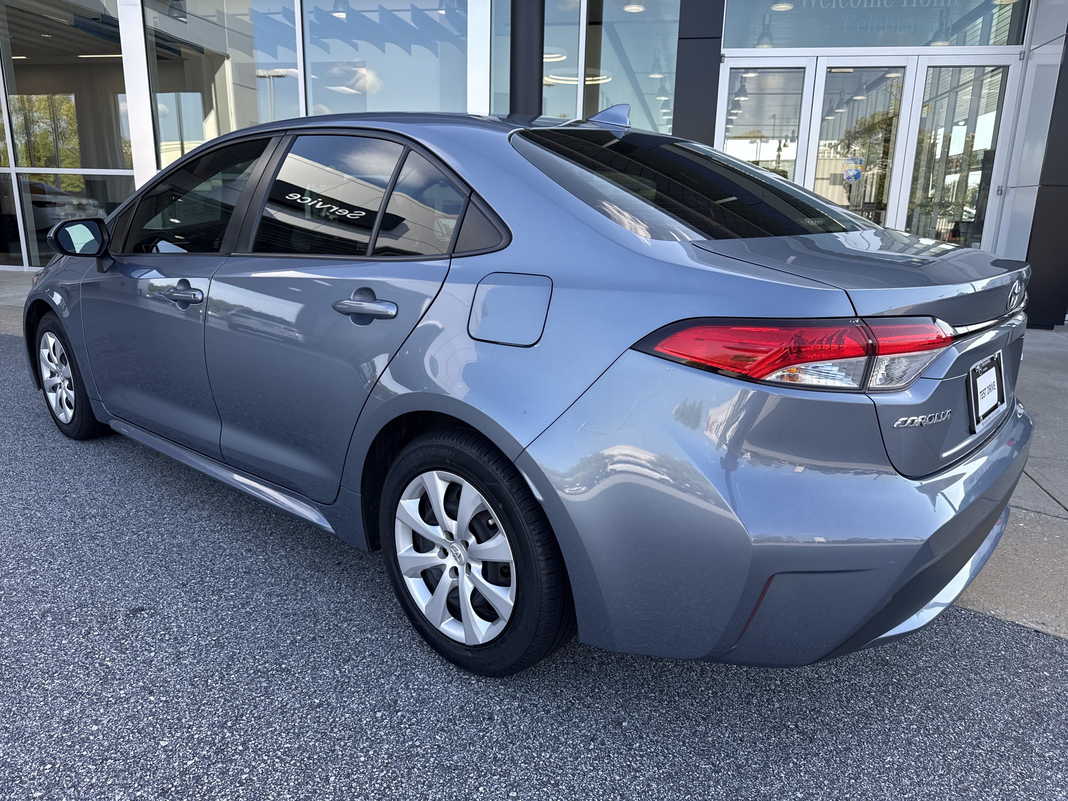 Used 2022 Toyota Corolla LE FWD image 3