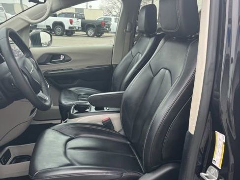Used 2023 Chrysler Pacifica Touring-L FWD image 25