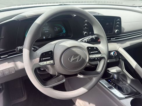 Used 2025 Hyundai Elantra Blue image 17