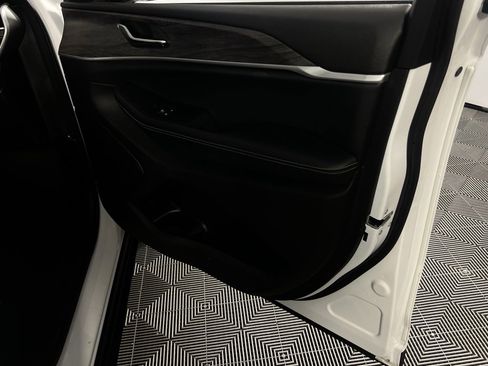 Certified 2024 Jeep Grand Cherokee L Limited w/ Luxury Tech Group II image 33