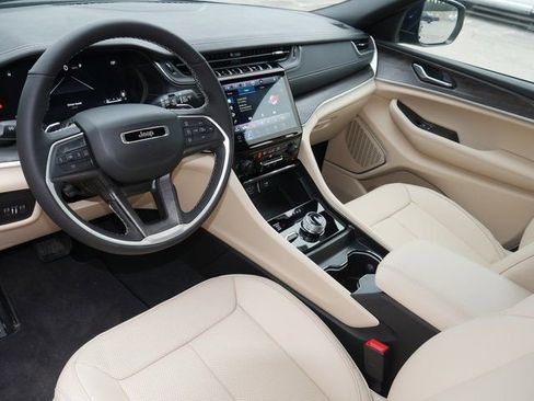 New 2025 Jeep Grand Cherokee Limited w/ Luxury Tech Group II image 17