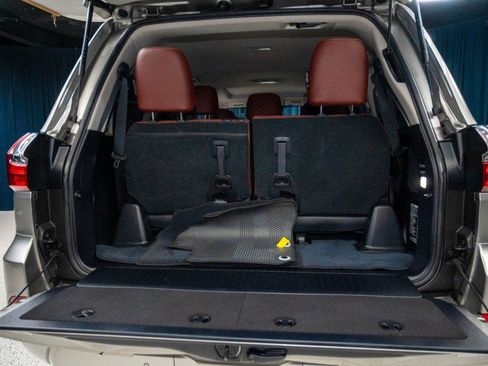 Used 2019 Lexus LX 570 4WD w/ Luxury Package image 30