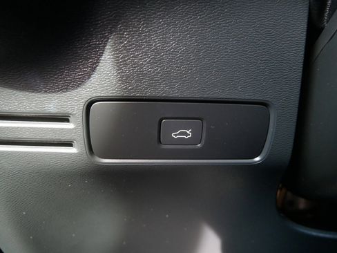 Certified 2023 Volvo XC40 Recharge Ultimate image 26