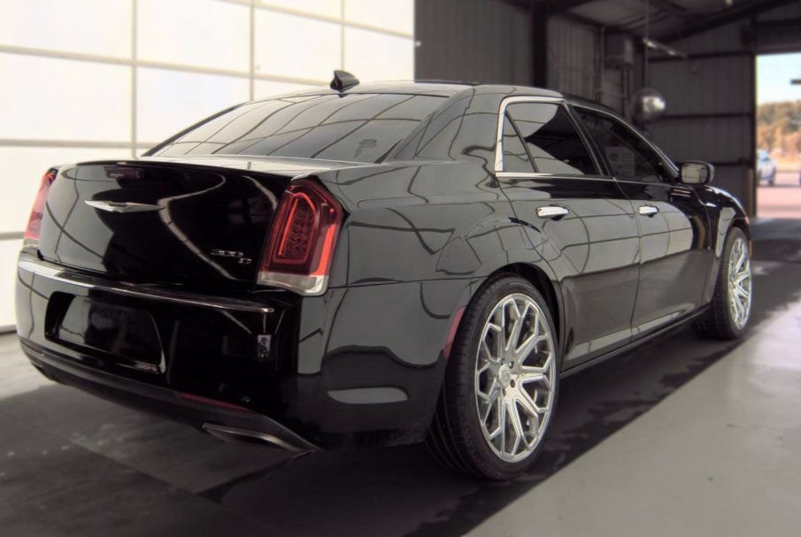 Used 2017 Chrysler 300 C RWD image 3