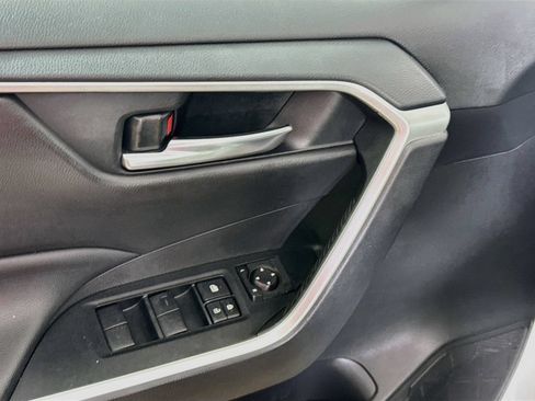 Used 2020 Toyota RAV4 XLE w/ Convenience Package FWD image 17