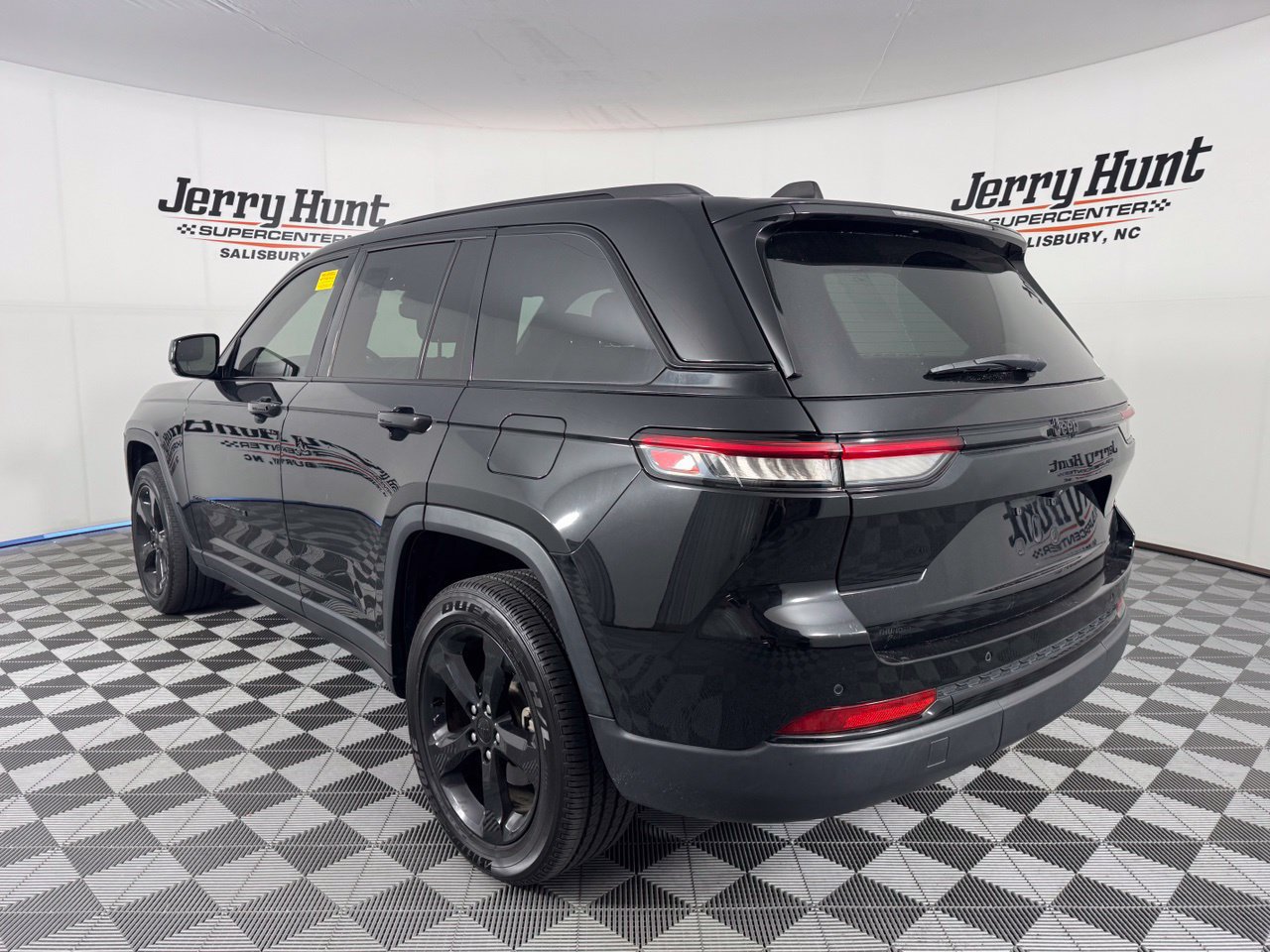 Used 2023 Jeep Grand Cherokee Altitude RWD image 9