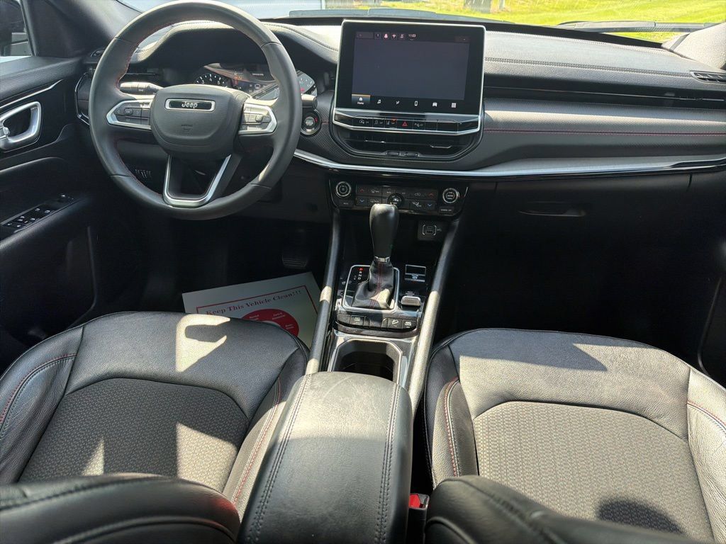 Used 2025 Jeep Compass Trailhawk AWD/4WD image 7
