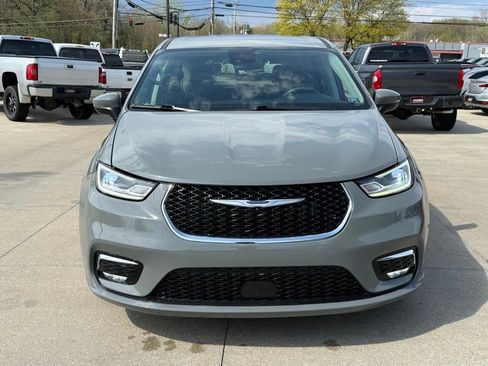 Used 2023 Chrysler Pacifica Touring-L FWD image 18