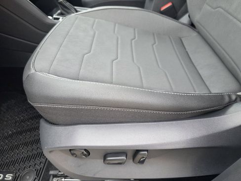 New 2026 Volkswagen Taos SE image 17