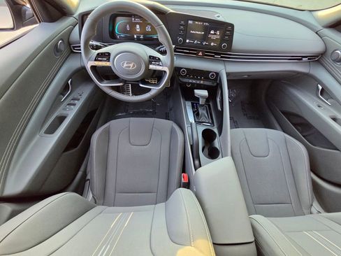 Used 2025 Hyundai Elantra Sport image 13
