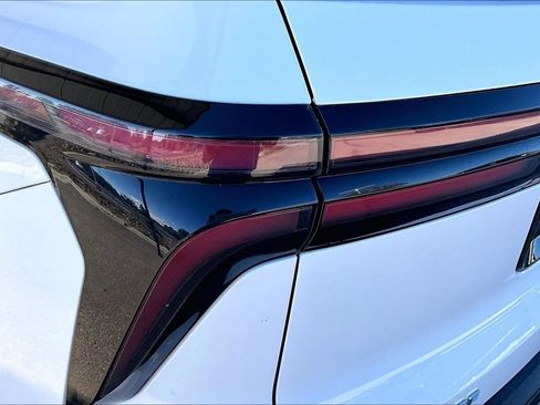 Used 2025 Chevrolet Traverse LT FWD image 23