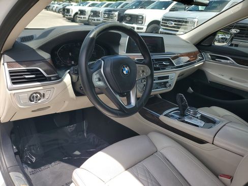 Used 2022 BMW 740i w/ Premium Package RWD image 9