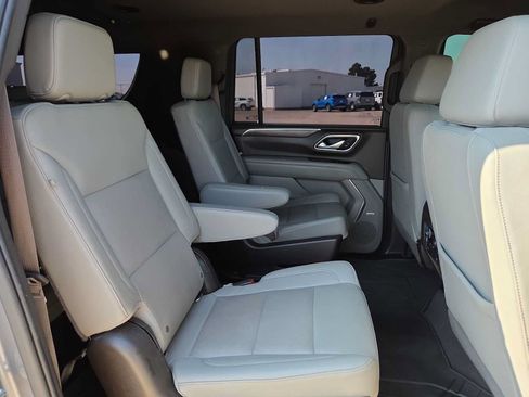 Used 2022 Chevrolet Suburban Z71 w/ Luxury Package AWD/4WD image 17