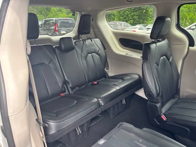 Used 2024 Chrysler Pacifica Touring-L FWD image 8