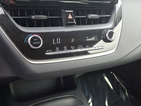 Used 2022 Toyota Corolla LE FWD image 15