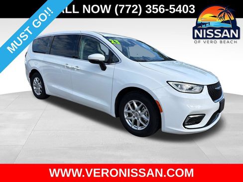 Used 2023 Chrysler Pacifica Touring-L FWD image 1