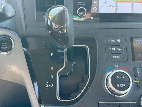 Used 2018 Toyota Sienna XLE w/ XLE Navigation Package FWD image 22