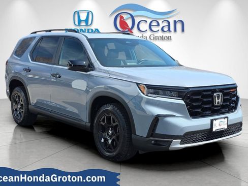 Used 2025 Honda Pilot TrailSport image 1