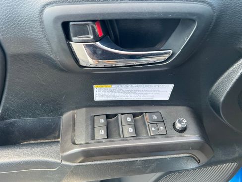 Used 2017 Toyota Tacoma TRD Off-Road image 11