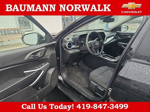 Used 2025 Chevrolet Trax LS w/ LS Convenience Package FWD image 21