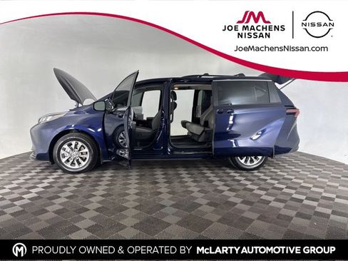 Used 2025 Toyota Sienna LE image 9