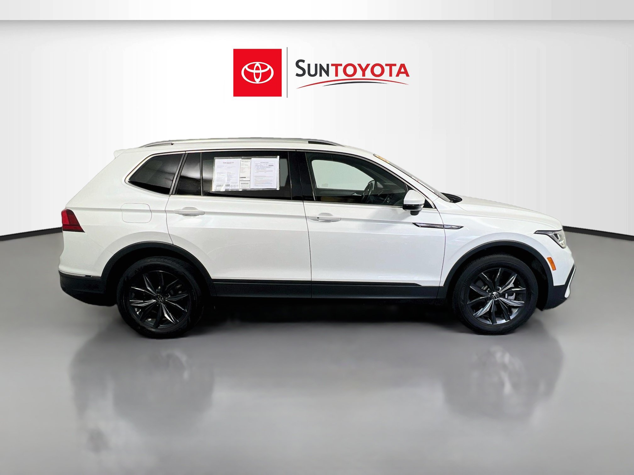 Used 2023 Volkswagen Tiguan SE w/ Panoramic Sunroof Package FWD image 2
