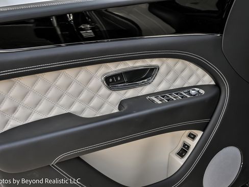 Used 2023 Bentley Bentayga Plug-In Hybrid image 21