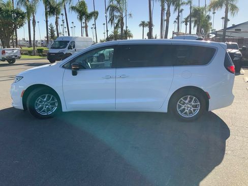 Certified 2024 Chrysler Pacifica Touring-L FWD image 4