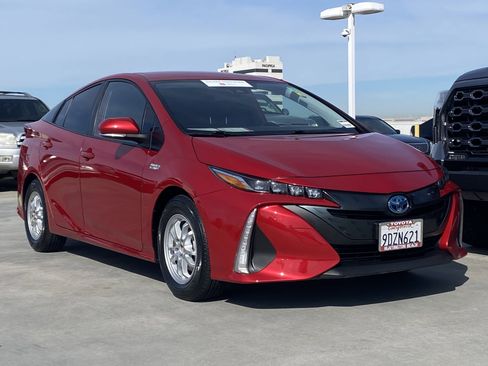Used 2022 Toyota Prius Prime XLE image 2