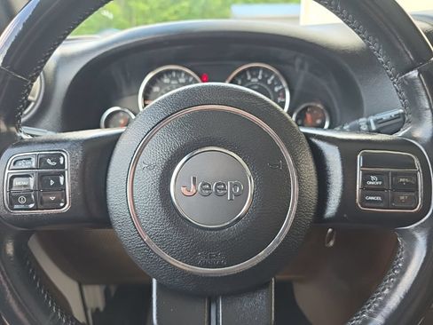 Used 2015 Jeep Wrangler Unlimited Sahara w/ Connectivity Group AWD/4WD image 15