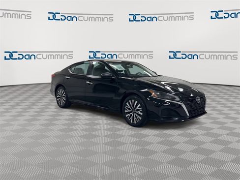Used 2024 Nissan Altima 2.5 SV image 2