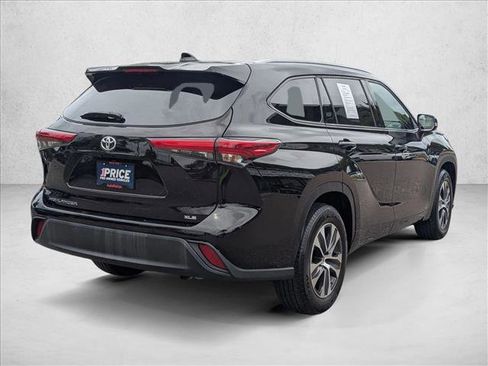 Used 2022 Toyota Highlander XLE image 5