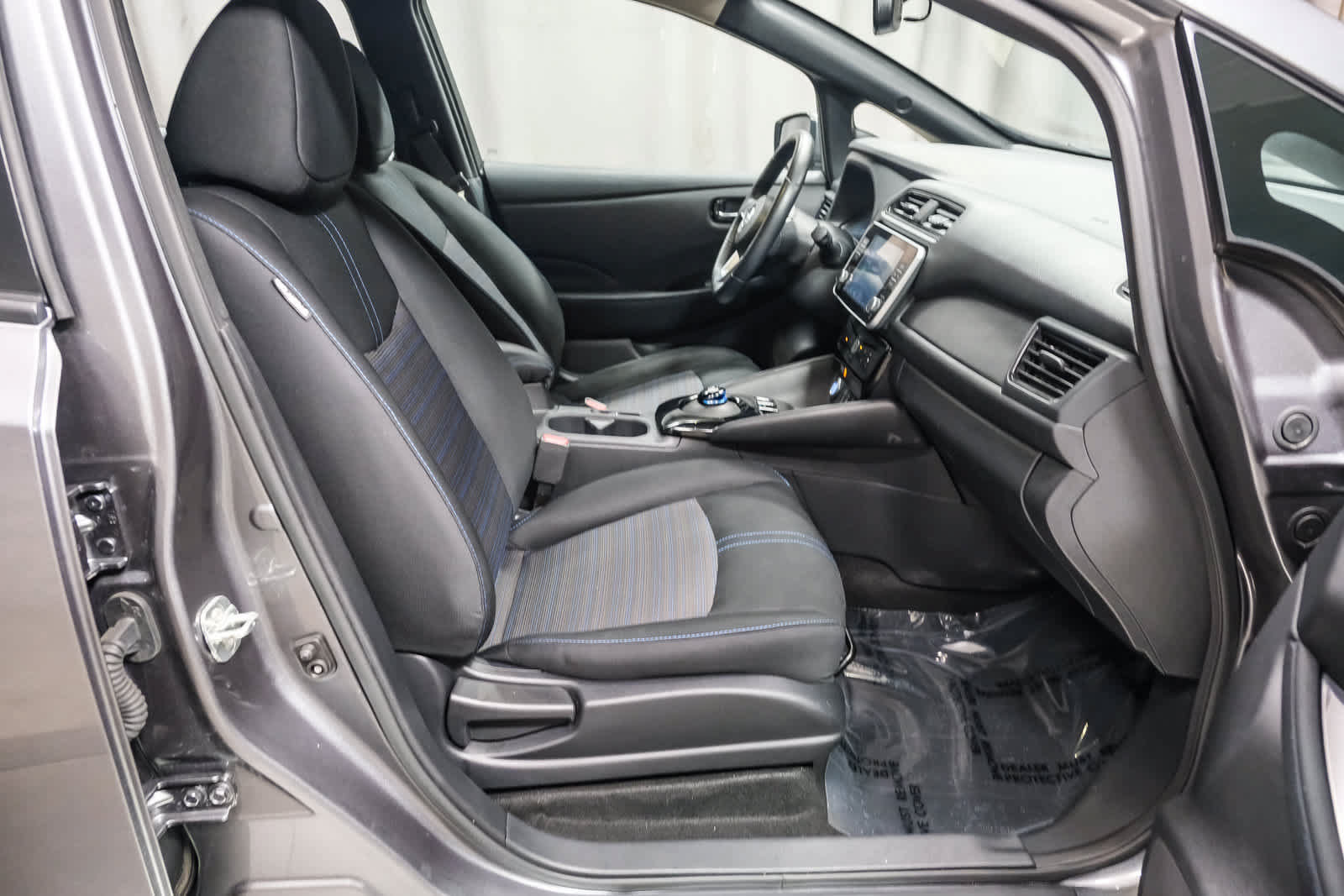 Used 2020 Nissan Leaf SV w/ SV Technology Package FWD image 18