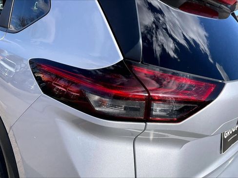 Used 2024 Nissan Rogue SV image 27