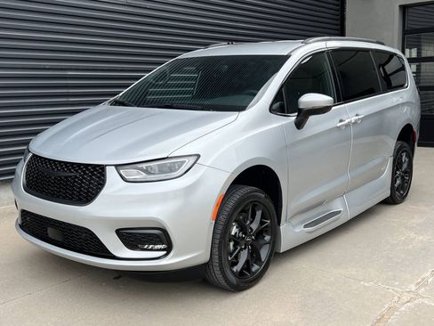 Used 2023 Chrysler Pacifica Touring-L w/ Uconnect Theater Family Group FWD image 6
