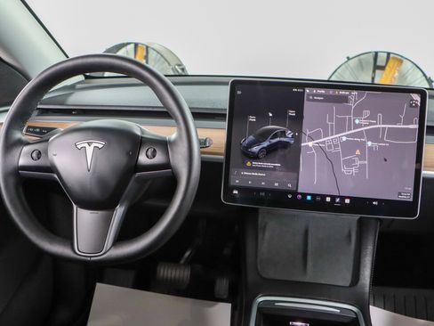 Used 2025 Tesla Model Y Long Range AWD/4WD image 16