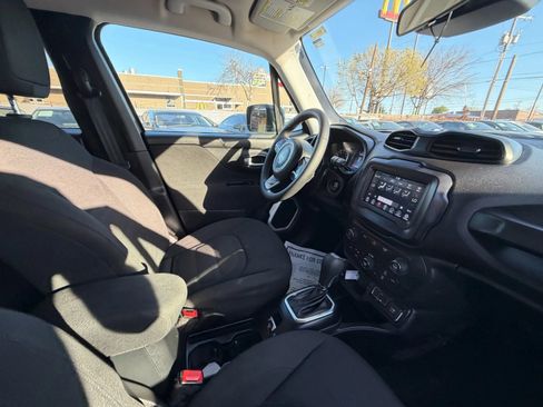 Used 2018 Jeep Renegade Altitude FWD image 14