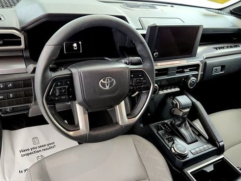 Used 2025 Toyota Tacoma SR5 AWD/4WD image 31